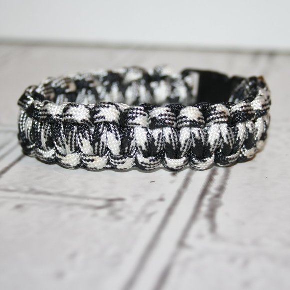 🖤🤍 Black + White Paracord Bracelet · 8.25" · Like New 🤍🖤 - Picture 1 of 3